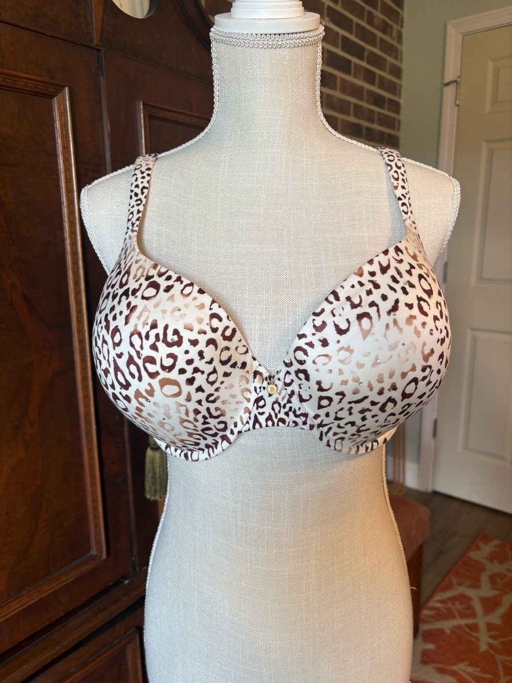 6 Victoria's Secret Bras size 40 D.  3 beige, 1 animal print,1 Ivory, 1 Lavender - Picture 10 of 16